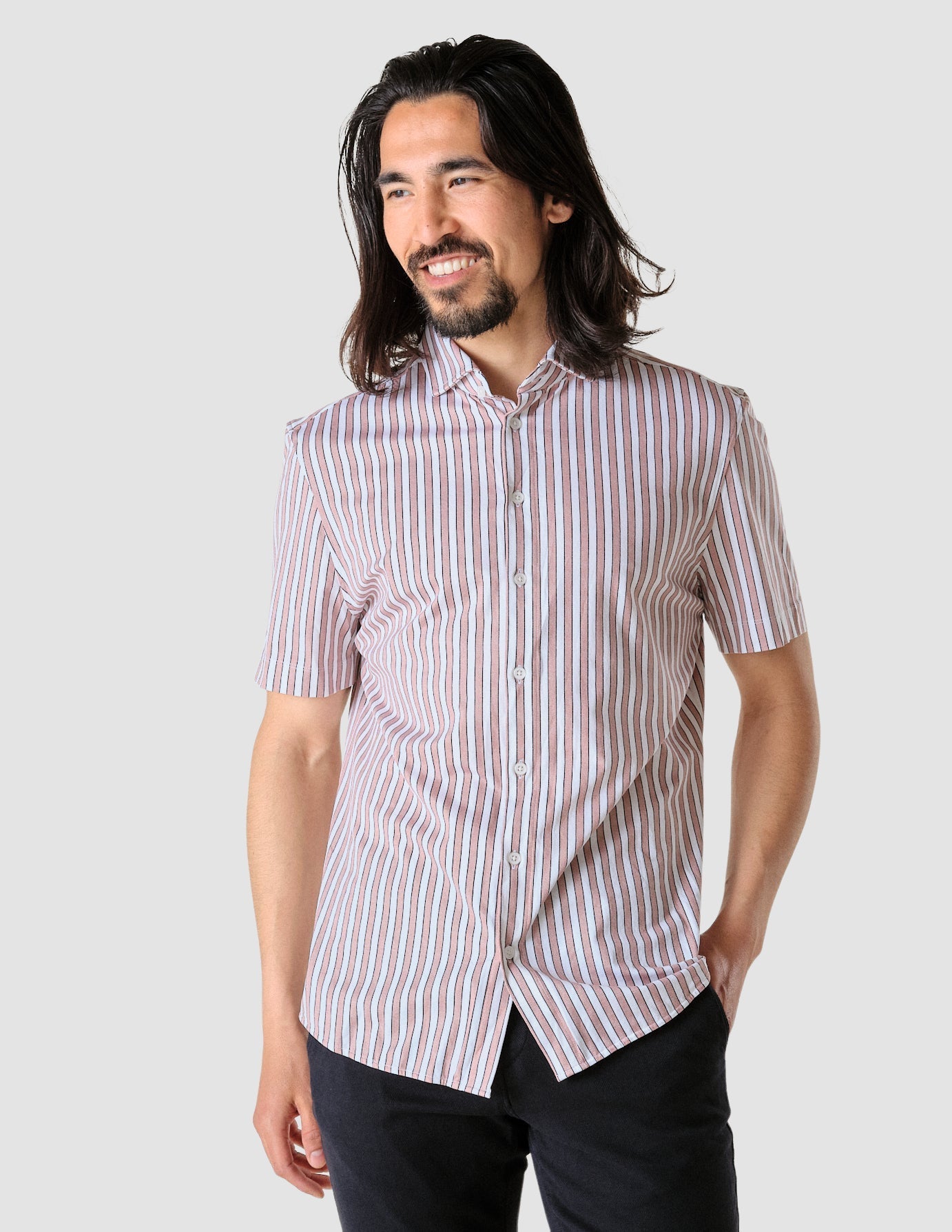 Model from the front wearing a Classic Short-Sleeved Twill Shirt Mahogany Stripes the shirt is White a subtle twill pattern and light bordeaux stripes